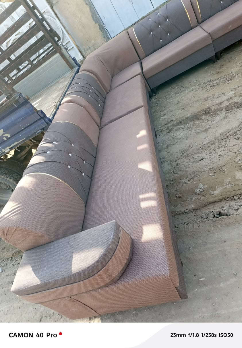 ديوان عدد ٢ يصير ٢٢ نفر شخط مابيه أخو الجديد إسفنج ضغط وخشب قوي وخالي من كل شيء يوجود لدينا خدمه توصيل الي باب بيتك
***********
