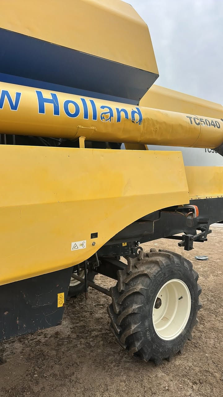 حاصده نيوهولند موديل 2012 سنويه ورقم اربيل حجم 5040 قايش ***********
