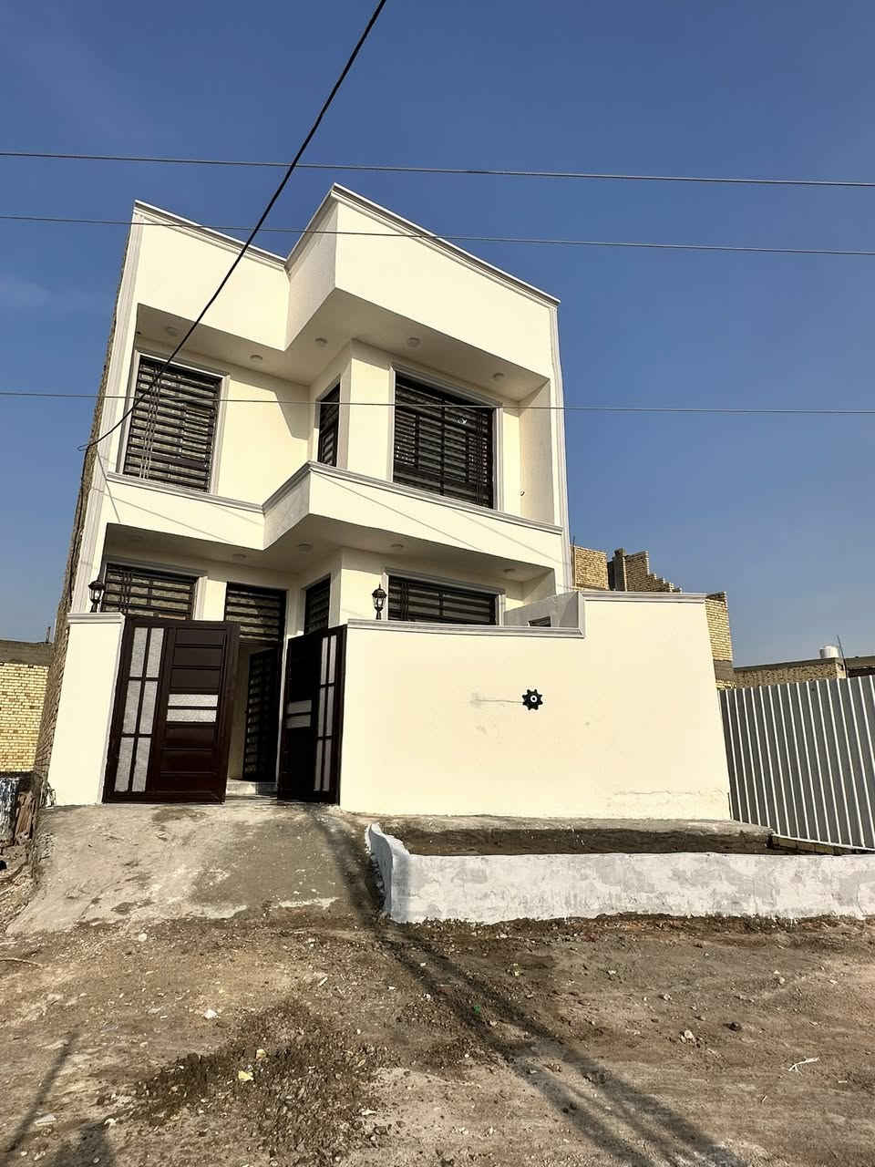 السلام عليكم بيت 
مساحه 125 للبيع 
مكان بابل حله زوير الغربي 
بناء حديث صارله 3اشهر من  كمل بناء 
زراعي سند 25  
ماء كهرباء  
البيت طابقين. الطابق الائرضي صاله +هوال + مجمع صحيات + غرفت نوم 
الطابق الثاني غرفتين نوم + هول + مجمع صحيات 
التواصل ***********
