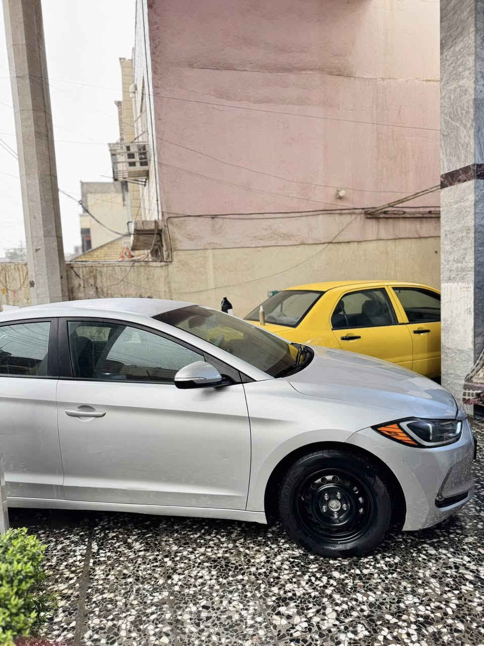 السلام عليكم 

النترا 2017 وارد امريكي مكينة 2000 دوش 

حادث بسيط جداً موضح بالسونار فقط خشم بنيد وربع صندوك 

بدون ايرباك بدون دواخل بدون شواصي 

مواصفات 

رادار جانبي
 حساسات امامية 
 اشاير مري 
كشنات تدفئة 

سيارة كلش نظيفة 
ماشية ١٢٢ كيلو 
السعر ١٢٧٠٠$ وبيها مجال بسيط 

رقم ***********

اتصال او واتس اب متوفر 
مكان سيارة بغداد 

￼
