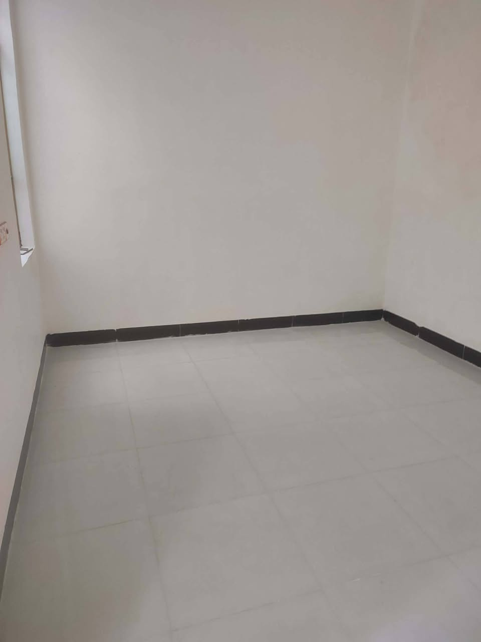 دار للبيع(50 متر) مقابيل ملحق قريه الغدير عمود317 سند 25 
يحتوي على طابقين 
الطابق الاول غرفه وصاله ومطبخ مفتوحات واحد ع الثاني وصحيات 
الطابق الثاني غرفه ومخزن وسطح مطبگ سيراميك حراري

ويحتوي ايضاً على خزان وخط مولدة جاهزات

دار بنضافه 100 % مسكون شهر واحد فقط وجاهز للسكن حاليا فارغ

السعر 28 مليون وبي مجال

للتواصل ***********
