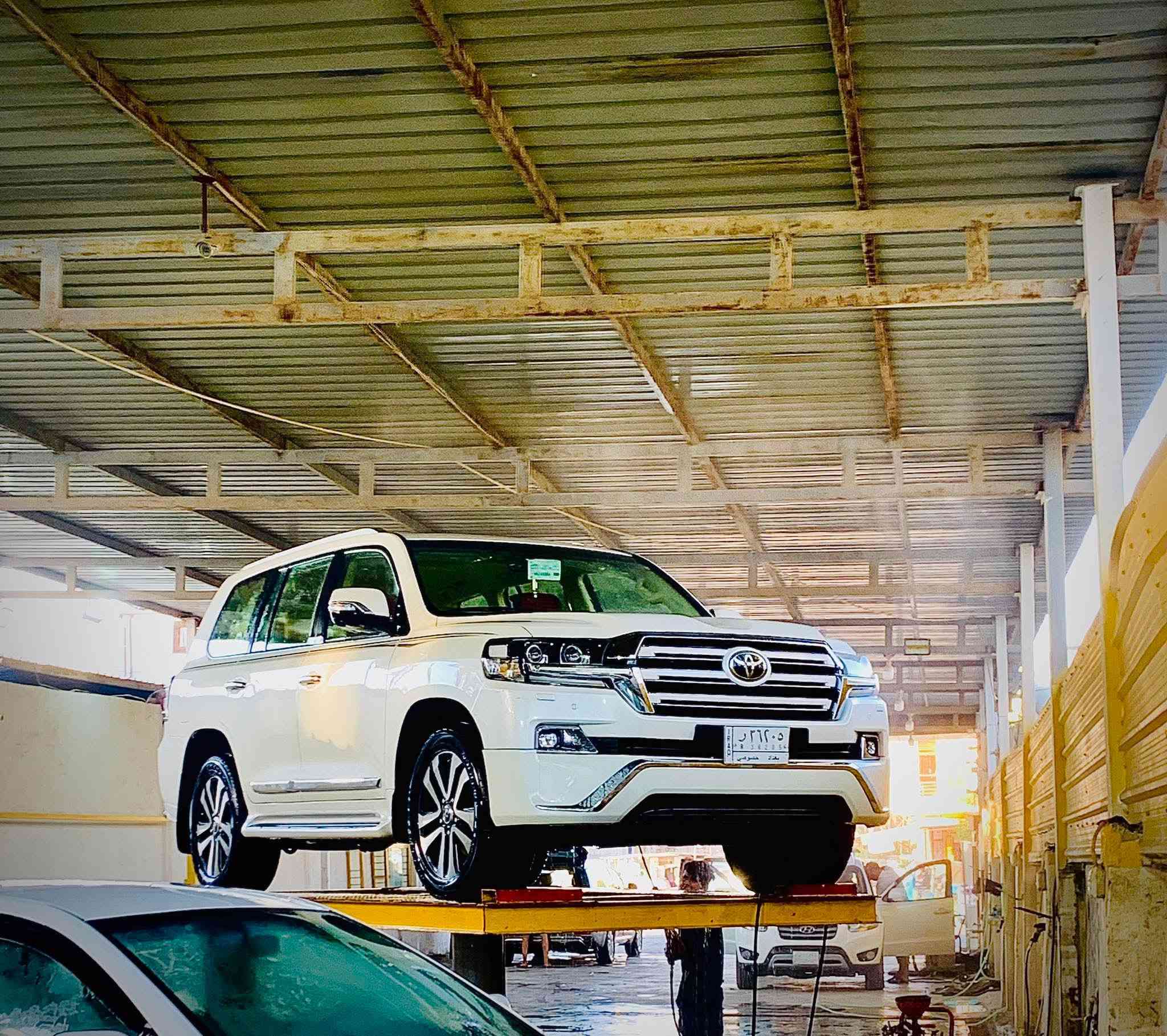 السلام عليكم
لاندكروز وآيت ادشن 2017 
مكفوله 
فول موصفات 
كشنات ثنين كهرباء 
اربع كامرات 
رقم بغداد جديد 
تخم تاير جديد
سعر ٤٦٥
***********
