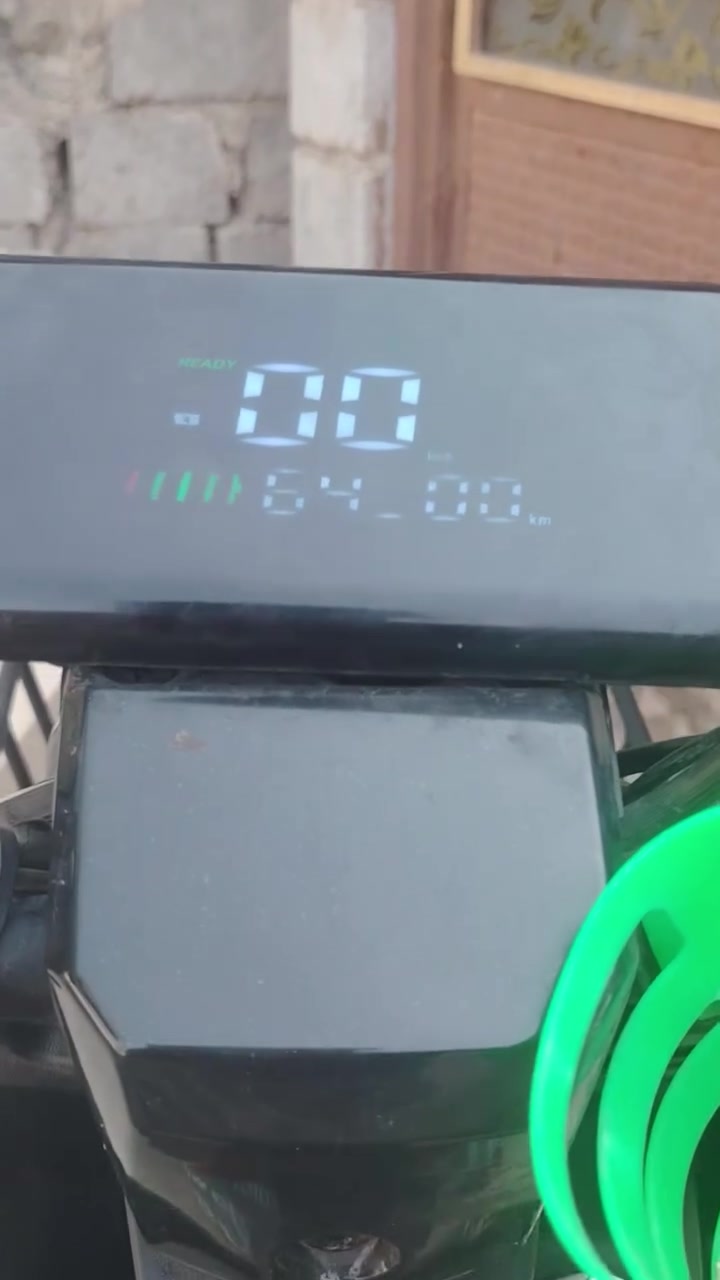 R8 نظافة فول بطاريات جديده مستخدم شي قليل السعر ٣٠ *********** ***********
