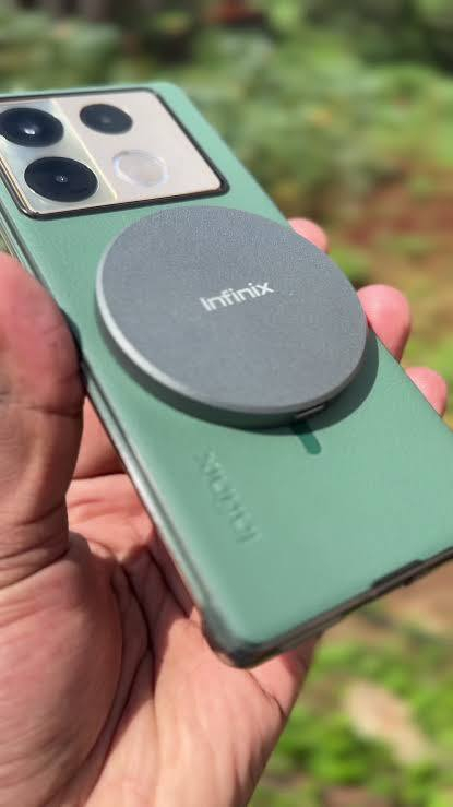 السلام عليكم، للبيع انفنكس نوت 40 برو 5G، الجهاز نظيف جدًا ومستخدم قليل, سعرة 225 الف قفل مكاني بغداد، للاستفسار *********** 
مواصفات الجهاز 👇🏻

⬅الشاشة من نوع AMOLED بحجم 6.78 إنش، تدعم 120Hz
⬅ المعالج MediaTek Dimensity 7020 بتقنية 6 نانو، ويدعم شبكات الجيل الخامس 5G.
⬅ذاكرة 256 برام 8 
⬅الكاميرا الخلفية: ثلاثية، الأساسية بدقة 108 ميجابكسل مع مثبت بصري (OIS) لمنع الاهتزاز أثناء التصوير
الأمامية: بدقة 32 ميجابكسل لصور السيلفي
⬅سعة البطارية 5000 مللي أمبير وتدعم الشحن السريع بقدرة 70 واط، ويدعم الشحن المغناطيسي 
⬅نظام الصوت: مزود بسماعات ستيريو مزدوجة تم ضبطها بالتعاون مع شركة JBL لتقديم تجربة صوتية محيطية
⬅: الجهاز مقاوم لطرطشة الماء والغبار بمعيار IP53، والشاشة محمية بطبقة من زجاج Corning Gorilla
⬅ يدعم خاصية الـ NFC، ويحتوي على مستشعر بصمة مدمج تحت الشاشة، ومنفذ IR للتحكم في الأجهزة الكهربائية
