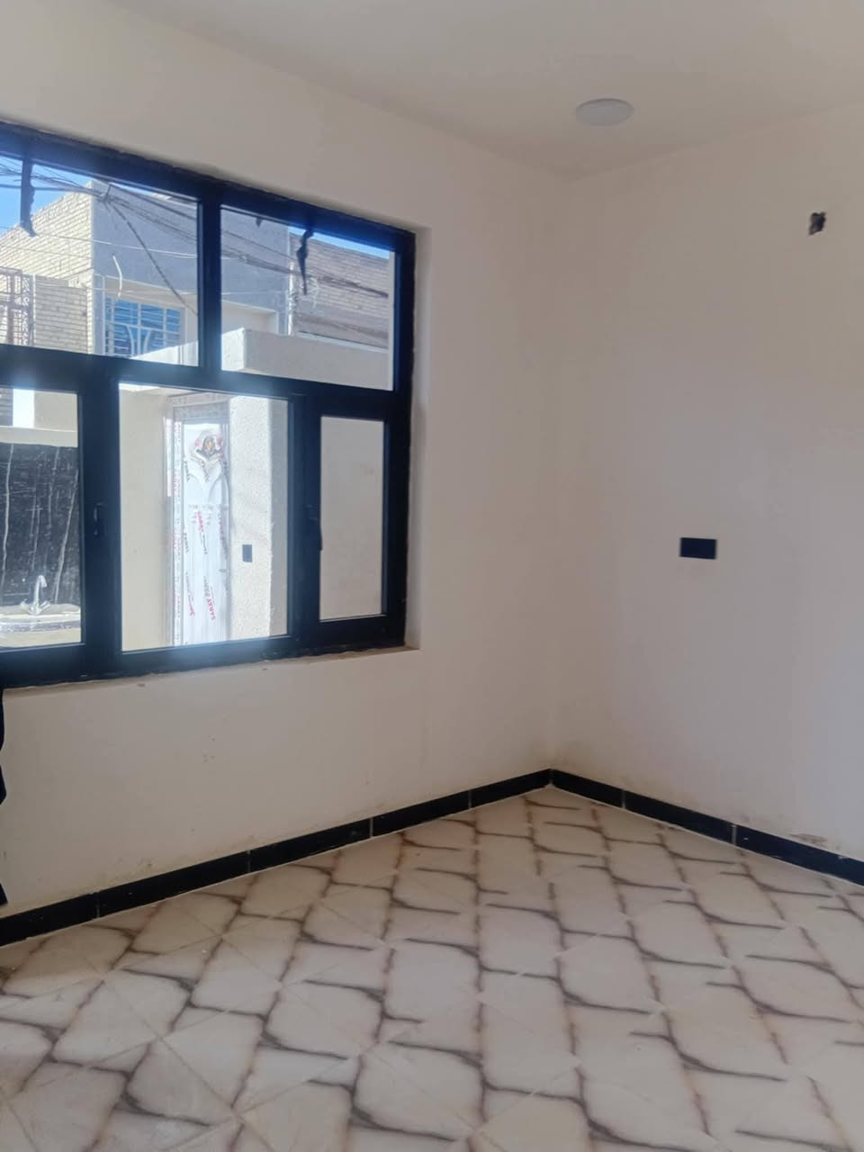 سلام عليكم دار  للايجار الشعب الجمعيات مساحه 50 قاطين بناء حديث ايجاره 500 هاتف***********
