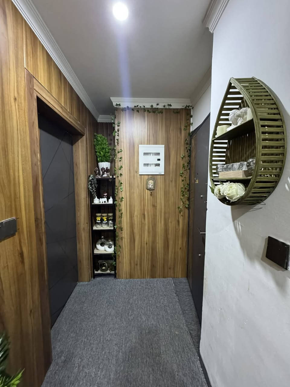 شقة للبيع في مجمع الشروق
🪧 : شقه سكنية طابق 8  عمارةC7  

📍العنوان : مجمع الشروق

📐 المساحة : 132م

📋التفاصيل: غرفتين +حمامات عدد2

صاله .استقبال .مطبخ كاونتر  كامل فصال تركي

كاونتر كامل فصال تركي

جدران الاستقبال مغفله بديل الخشب والرخام جدران تركي

تغليف جدران الهول بديل الخشب 

الاستقبال تغليف الجدران بديل خشب وبديل الرخام  مع ليدات 

الشقة محدثه ديلوكس 

مدفوع منها19) شهر اقساط  

قيمه القسط  548  )للمصرف  العقاري تدفع .....

للاستفسار اكثر والتواصل

الاتصال عل رقم

‭0773 411 3016‬
