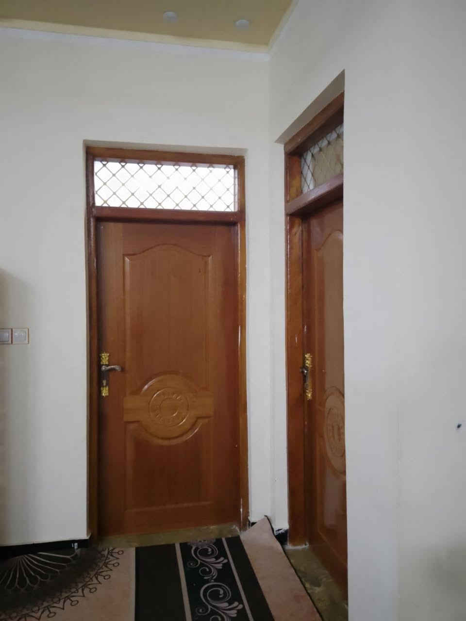 بيت طابو مساحه 143 طابقين نزله الجامع قرب كلشي وكلاشي الطابق  الاول دوانيه وغرفه وصاله ومطبخ وصحيات داخليه و خارجيه وطارمه . الطابق الثاني 3غرف وصاله وصحيات   استفسار ***********
