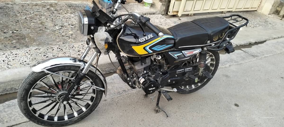 ايراني 200 cc دراجة مكفولة قبل شهر نزلتهة من الرمبة دراجة شوفة عينك نقصهة موضح بالفيديو بس الجوزة ما تطفة من السويج السعر 850 مكاني الشعب *********** اوراق معرض وسويجين
