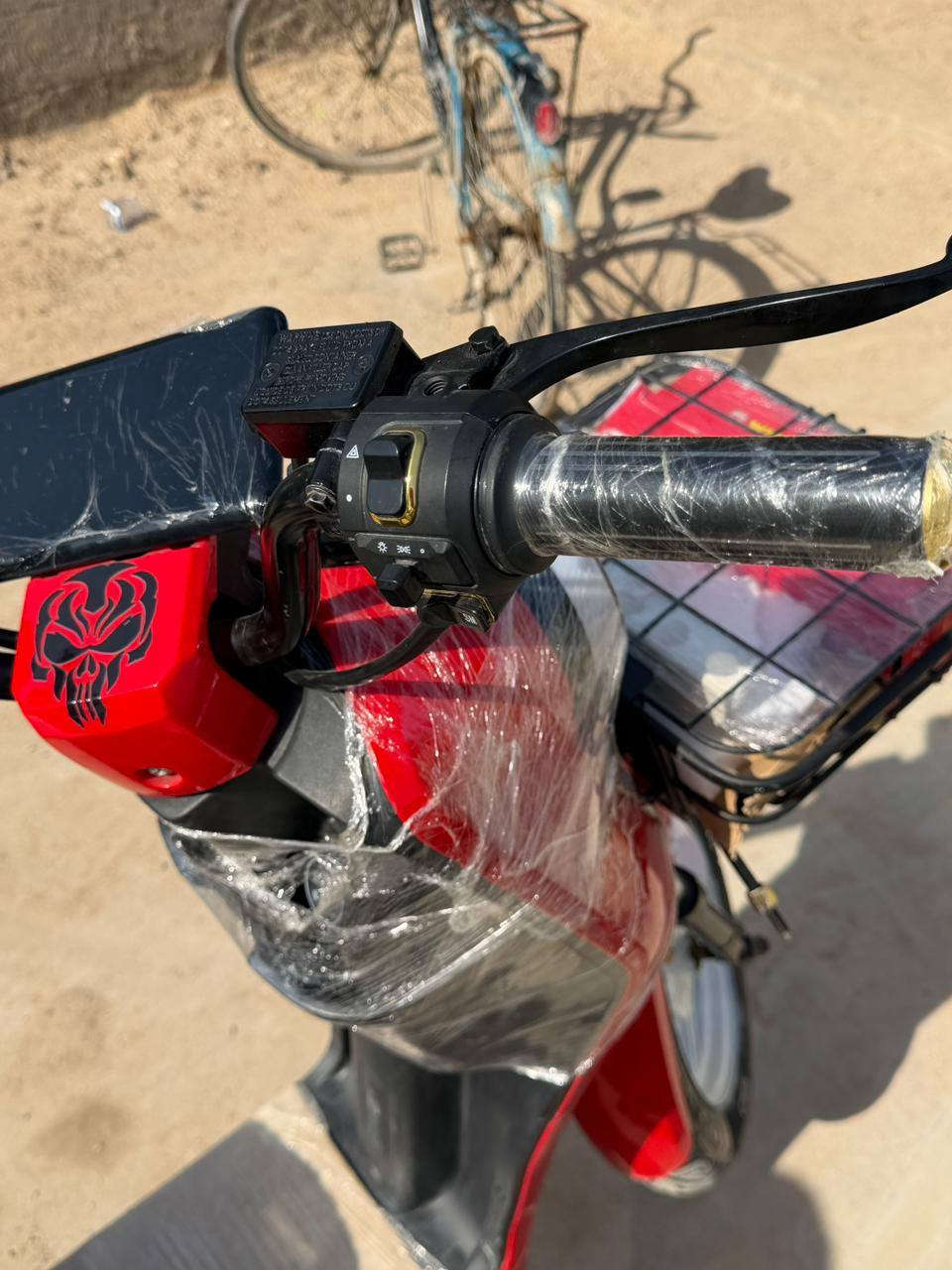 سلام عليكم دراجه شحن جديده ستخدام قليل نوع دراجة ار تسعة سرعت ملف 1800سرعت دراجة109بطاريات حجم كبير 32امبير خمسة بطاريات شركة بطاريات وولي شركة دراجة AHE
مكاني بصرة ابو خصيب 
سعر دراجة 475 وبية مجال لشراي 
الاستفسار على هاذا رقم  ***********
