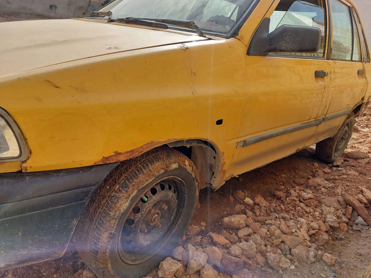 السلام عليكم سايبه البيع مديل ١٢ حلوه السياره ومناسبه رقم احمر راعيه موجود بحي الفرات  مكينه كير حداديه تخم تاير جدد هاذ رقمي  ***********.   مكاني دوانيه مركز  سعره من الخير مليون  ١٥٠
