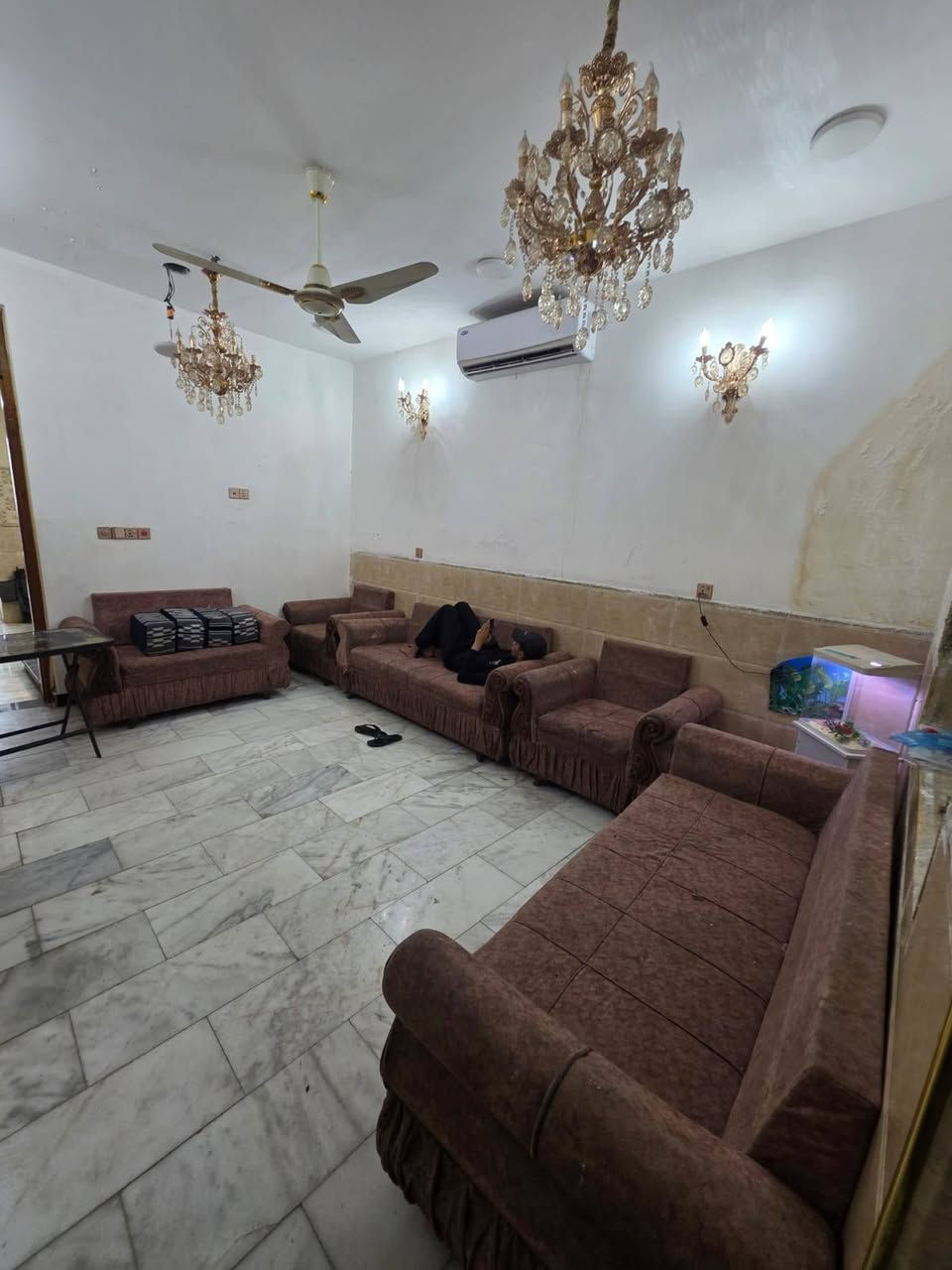 تخم 10مقاعد مستعمل 
مع امخاد ضرر قليل 
سعره 200الف 
عنوان كاظميه شارع نواب ***********
