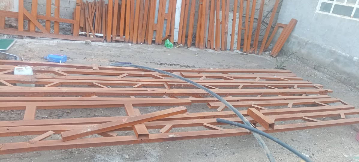 سلام عليكم
شخاط حديد للبيع 
نظيف 
حله شارع 80 مجاور مدينة ألعاب أرض بابل 
للأستفسار الاتصال على الرقم التالي ***********
