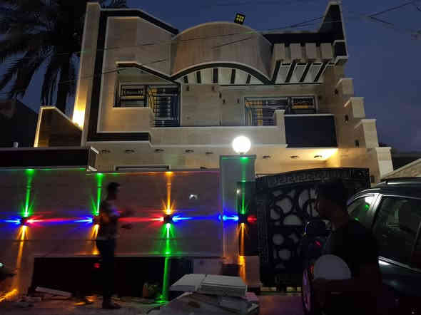 السلام عليكم للأستثمار دار جديد للأستثمار المكان بعقوبة الجديدة بالقرب من عيادة دكتور احمد مدب المساحة ٢٧٠م يحتوي على ٦ غرف نوم من ضمن الغرف سويت عدد ٢ مع صالات عدد ٢ مساحة كل صالة ٩×٥ مع بيتونة ومخزن مع مطبغ مع استقبال وحديقة وصحيات للضيوف مع 4 حمامات الارضية مرمر للإستفسار الاتصال على الأرقام *********** *********** بجانب الدار قطعة للإيجار تصلح كراج سيارات
