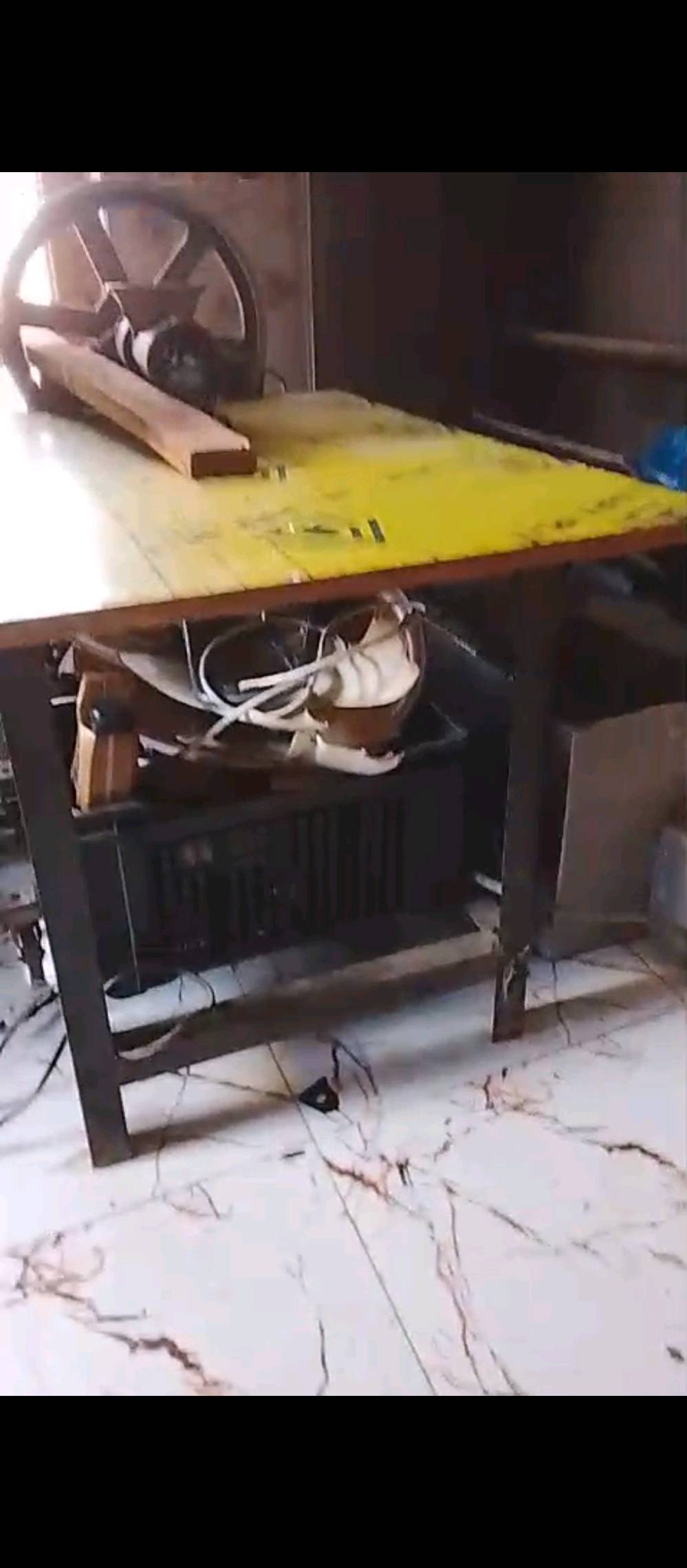 اغراض محل كامله للبيع 
شوايه  دجاج  أو  سمك السعر  ٣٥٠ 
مبرده كبيره السعر  ٦٠ 
ميز  حديد للتقطيع السمك السعر  ١٠٠ 
مثرامه لحم أو  حمص 
السعر ٢٥٠  
مكانه مدينة الصدر ناصرية