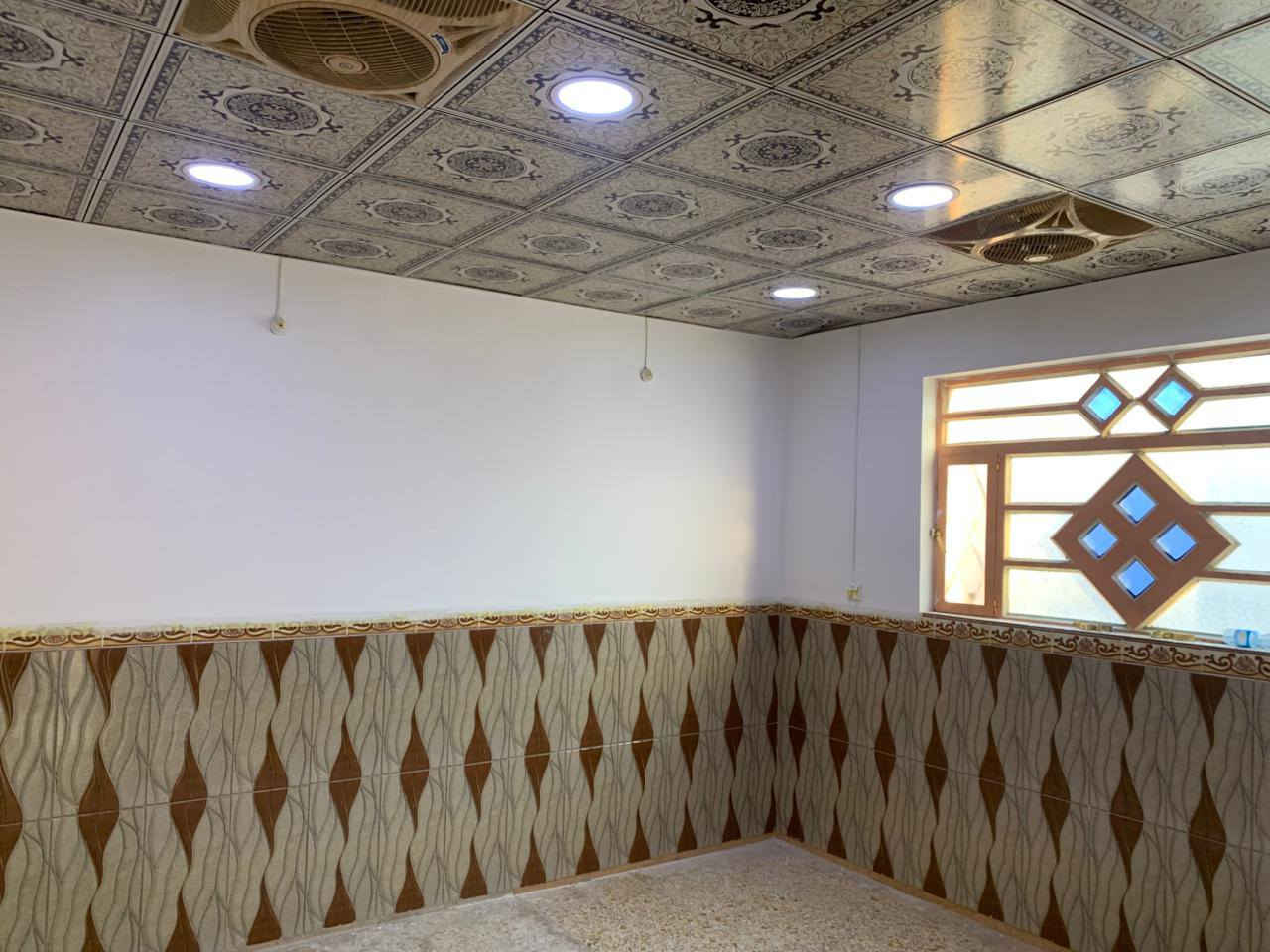 سلام عليكم 
بيت بحي الجامعه 
 متر 110
طابق واحد غرفه وصاله ومطبخ استقبال 
قريب عل مركز الشرطة 
يجاره 400 
***********
