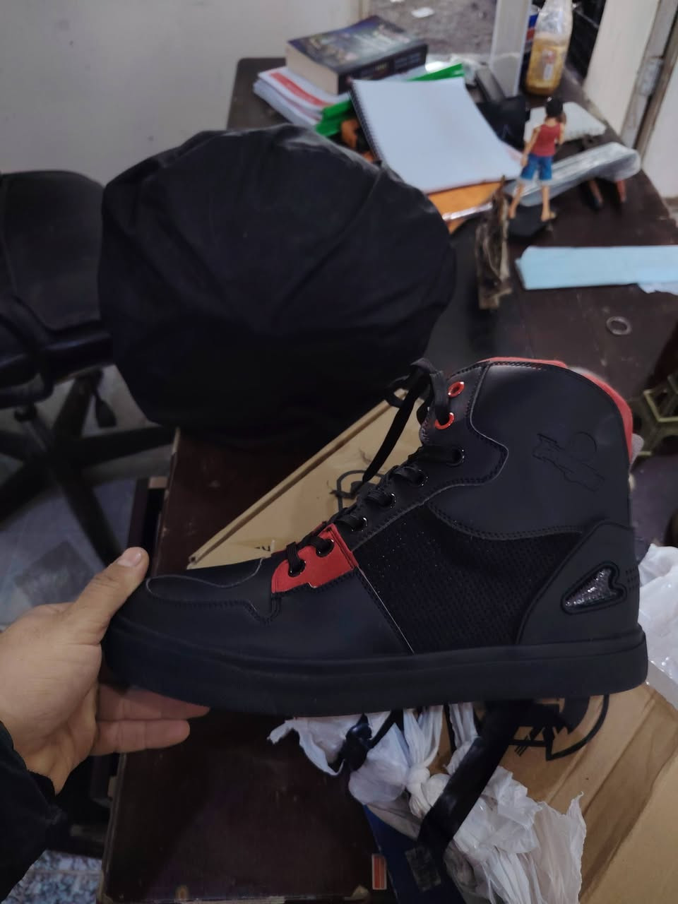 بوت جديد بلكارتون بعدة ماركة راقية مخصص للدراجات ضد الماي  ومدرع قياسة 45 /44 ( السعر 55))
***********.
