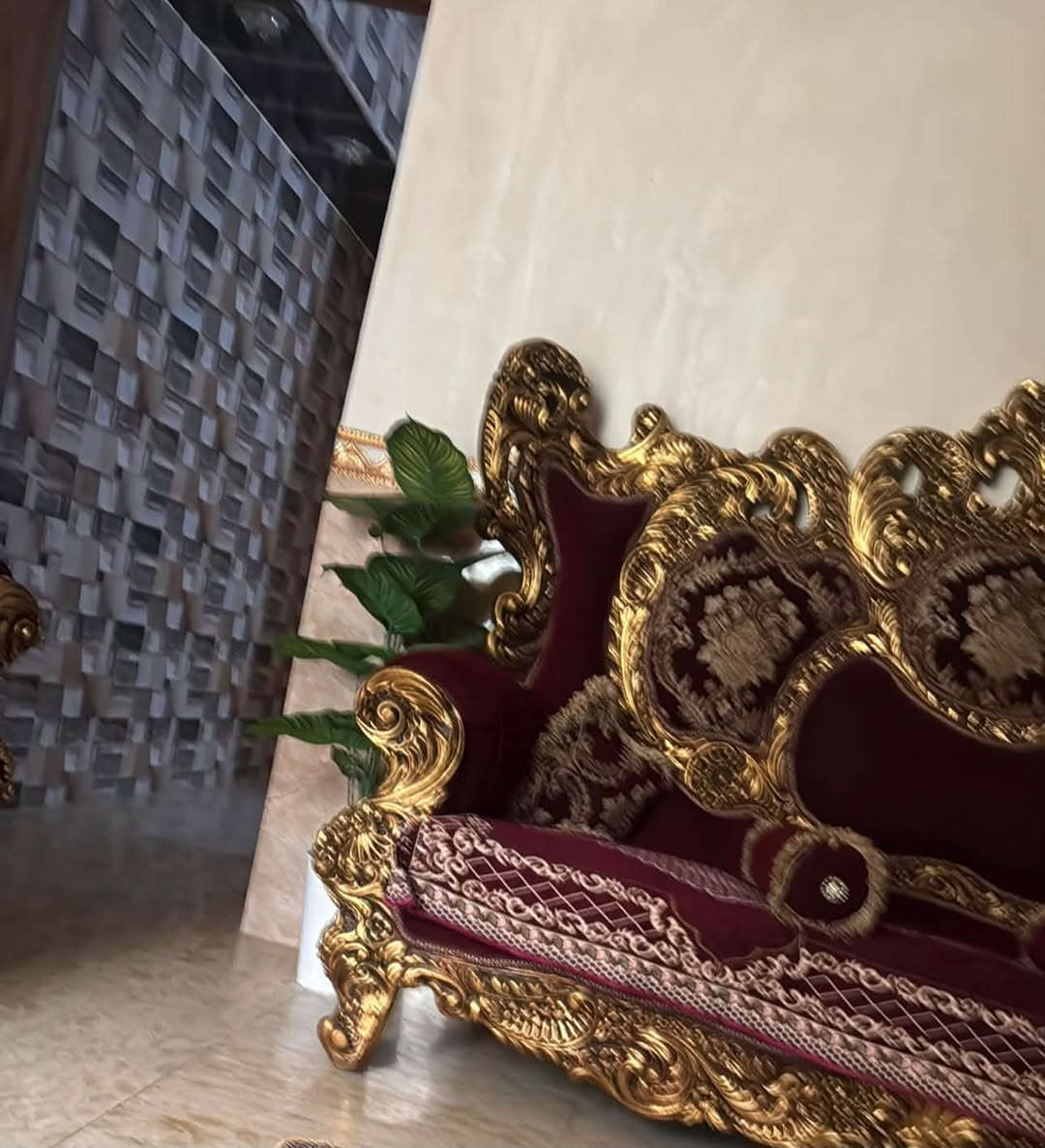 تخم امبراطور اربع كراسي واثنين طويلات المجموع عشر مقاعد قيم باليرضي الله *********** العنوان الزعفرانية .

