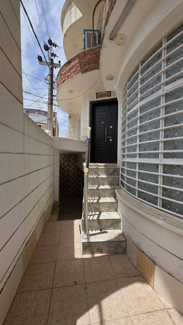 دار مع مشتمل للبيـــــــــــــع....
طابــــــــو مــــــلك صـــــــرف.... 
حي شبر قرب شــــــــــارع // 40.... 
الدار يباع مع المشتمل يعني مو واحد ☝منهم.... 
ـــــــــــــــــــــــــــــــــ
مســــــــاحة الدار /140م ركـــــــــن طابقيــــــــن... 
بثــــــلاث غرف نوم صالــــــه هـــــــول مطبـــــــــــخ حار بارد صحيات خارجية وداخليه كــــــــــراج ومـــــــــــــناور... 
ــــــــــــــــــــــــــــــــــــــ
والمشتمل /85م طابقيــــــــن.... 
غرفتيــــــــــن نوم صالــــــه هـــــــول مطبـــــــــــخ صحيات 
مؤجر بوارد // 650 بالشهــــــر.... 
ــــــــــــــــــــــــــــــــــــــــــــ
علما ان العقـــــــار مطلوب للمصرف... 
75،، مليــــــــون ممكن يستقطع من السعر الكلي.... 
ــــــــــــــــــــــــــــــــــــــــــــــــــــ
عقارات رامســــــــــر 
***********
***********
