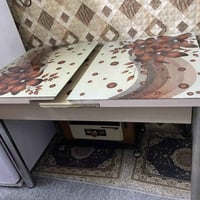 ميز طعام استعمال جديد بدون كراسي يتكبر ويتصغر الميز سعره 120 وبي مجال ...