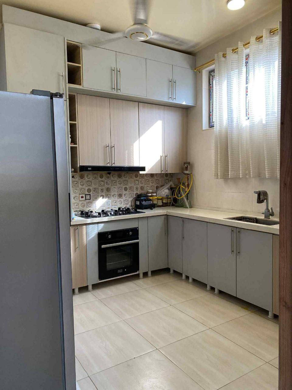 🏡 بيت للبيع – حي الصحة / شارع المحولة

📐 المساحة: 100 م (واجهة 10 × نزال 10)

📅 بناء حديث 2023 – حجر داخل البيت (أغلى نوعية)

🔹 تفاصيل البيت:
الطابق الأول: غرفة نوم + مطبخ + كليدور مفتوح على الصالة + صحيات.
الطابق الثاني: غرفتين نوم + كليدور + بلكونة + سطح.
يباع مع الأثاث أو بدون أثاث.

🚪 المداخل:
البيت موقعه كلش مميز وله مدخلين:

صاير بلوسط اله مدخلين كلش مميز 
من شارع ٦٠ يم ابو صفاء هذا مدخل اول

ومن الكورنيش الفرع الي قبل مارينا المدينه المائيه شارع المحوله هذا الثاني 

.
🔸 الشارع عريض ومُبلط.

.
📞 للاستفسار:

 ***********
