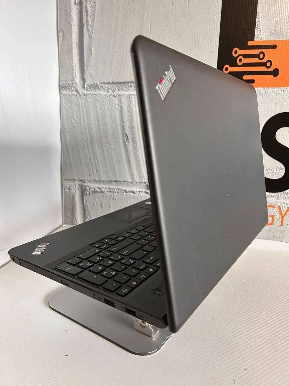 💻 لابتوب Lenovo ThinkPad E560
أداء عملي ممتاز وسعر اقتصادي مناسب للدراسة، الدوام، والأعمال اليومية 🔥
مناسب للطلاب، برامج الأوفيس، التصفح، المحاضرات، والعمل المكتبي بكل سلاسة 

🔹 المعالج: Core i7 الجيل السادس
أداء قوي ومستقر للمهام اليومية وتشغيل البرامج المكتبية والدراسية بكفاءة
🔹 الرام: 8GB قابل للتطوير
سرعة جيدة مع إمكانية الترقية لأداء أفضل مستقبلاً
🔹 التخزين: 256GB SSD قابل للتطوير
إقلاع سريع للنظام وتشغيل البرامج بسرعة ممتازة
🔹 كرت الشاشة الداخلي: 4GB
🔹 كرت الشاشة الخارجي: 2GB
مناسب للتصميم، البرامج الهندسية المتوسطة، وبعض الألعاب
🔹 الشاشة: 15.6 إنش FHD
وضوح ممتاز ودقة عالية مناسبة للدراسة والعمل والمشاهدة

🎁 الهدايا المجانية: 
🎒 حقيبة
🔌 الشاحن الأصلي
🖱️ ماوس
🖱️ ماوس باد

🛡️ الضمانات: 
✔️ فحص كامل قبل الإرسال
✔️ فحص كامل قبل الدفع والاستلام
✔️ ضمان 7 أيام استبدال عند وجود خلل مصنعي
✔️ جاهز للاستخدام المباشر

📍 الموقع: بغداد الأمين الثانية

السعر 299  ألف
واتساب ***********
