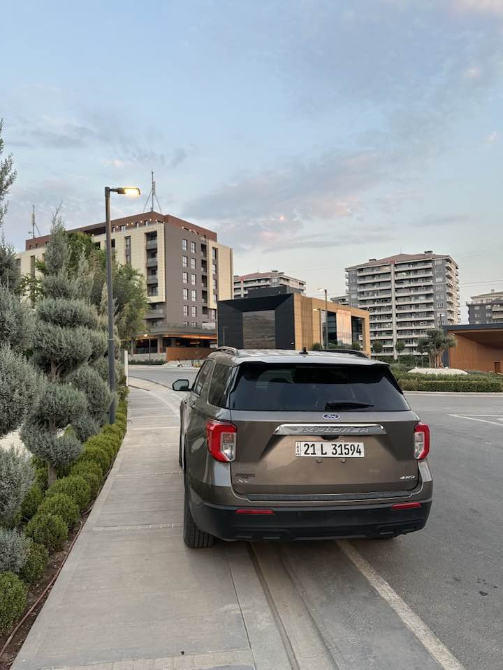 فورد اكسبلور 2021
 2 قطع صبغ بدون ايرباك 
جاملغ وباب سايق 

‏‎المواصفات XLT
‏4WD فورويل
‏‎بصمة تشغيل
‏‎بصمة ابواب
‏‎صندوق شفط كهربائي
‏‎رادار امامي (تحديد مسار)
‏‎رادار جانبي (نقاط عمياء)
‏‎رادار خلفي (التحذير من الاصطدام)
تحديد مسار 
‏‎تحكمات ستيرن
‏‎كشنات مخمل
‏‎كشنات تدفئة
‏‎هاند بريك بصمة
‏‎اوتو ستارت Auto Start
‏‎اوتو ستوب Auto Stop
‏‎شاشة دشبول ديجيتال
‏‎كاميرا °360

‏‎حساسات خلفية
‏‎نظام الملاحة والخرائط (Navigation)
‏‎مانع انزلاق+ABS
انظمة قيادة متعددة 

السعر /249$ 

 واتس ***********
