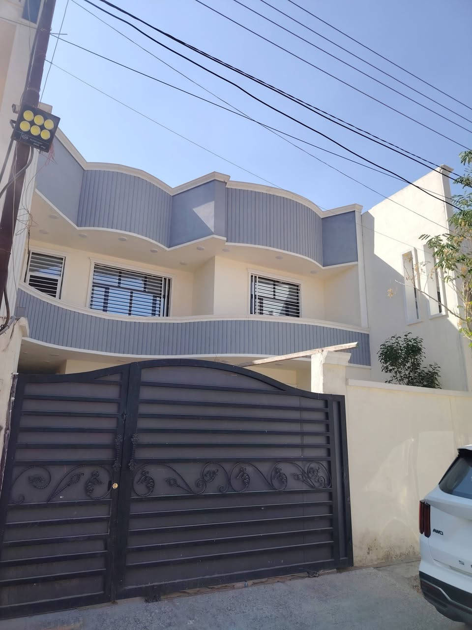 سلام عليكم بيت للبيع طابو زراعي سند 25 مساحه البيت 200متر بناء جديدالبيت يتكون من ثلاث اغرف مع استقبال وصاله ومطبخ وصحيات داخليه وخارجيه الطابق الثاني غرفتين وصالة كبيره وصحيات داخليه سعر وتفاصيل تصال ع رقم *********** موقع البيت دوره البعيثه منطقه الهواشه شارع المطار
