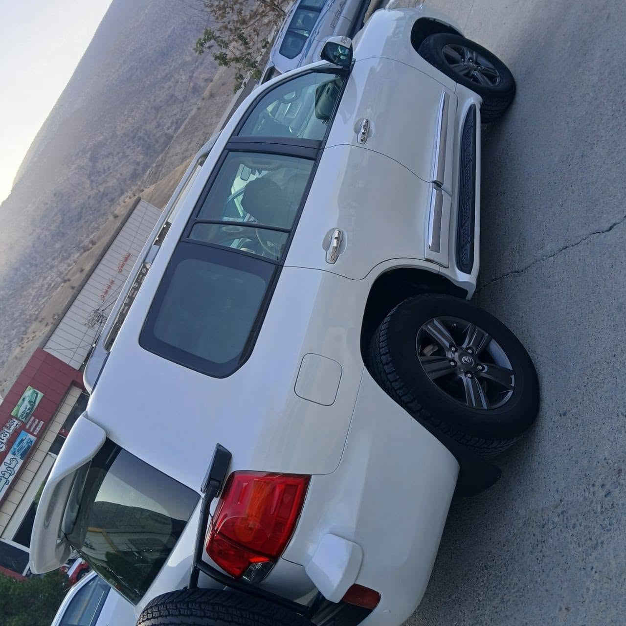 Toyota land gruiser 2014
بێ سبوغ تەنها یەک ساردی هەیە ڕقم سەنەوی نوێیە 154هەزار رۆیشتوە نرخی 360وەرەقەومحالێکی کەم 
مۆبایل *********** أربيل, العراق
