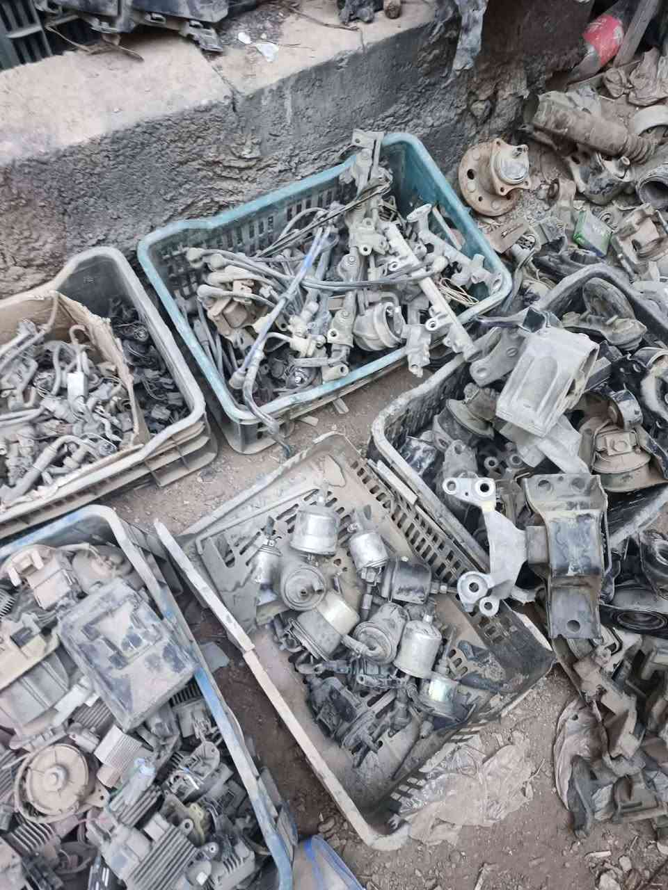 سلام عليكم غراض سياره مشكل للبيع شلع اليريد يخابر عله هاي رقم *********** عنوان كركوك  حي العسكري قرب جسر ليلان
