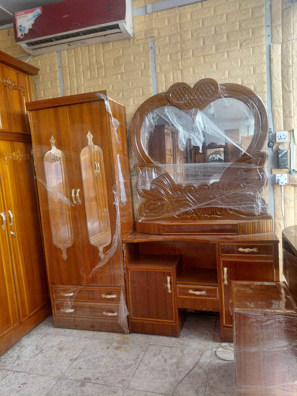غرفه نوم ام السته طابقين داخل وخارج صاج ضهر جرجوبه زاويه كنتوري خمسه ملم نظافه ٩٥ بالميه عنوانه كوت حي الجهاد شارع النجارين نجارة ومعرض الحجامي الاتصال او مراسلة الصفحه ***********
