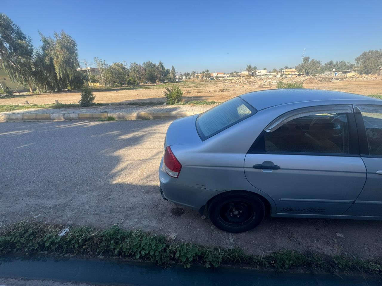 السلام عليكم سبكترا2008بيهارش3قطع بدون ضربه ودواخل إرباكات سليمه مكينه  2000حاويه قبل شهرين مشدوده مع الكيرلوك حداديه تخم تاير كلها بالشرط سنويه وأرقام جديده بالمناشط تحويل مباشر السعر 77$المكان ديالى 
*********** مجال حك الجيه فقط
