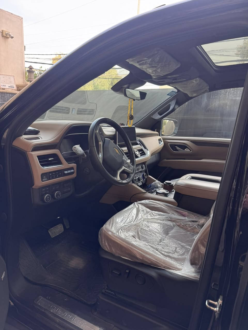 السلام عليكم 

 بيع فقط  

تاهو 2023 (خليجي) وكاله المنصور

موصفات (بريمير ) فول١/١ (جكات)

كفاله عامه بيها بارد بالجاملغ الامامي 
وصبغ شبر فوك يدة الباب الخلفي

ماشيه 30 الف كيلو 

داخل جديد لك حته الكاعيات مالتها بعدها بختم الوكاله ممفتوحات بجنطه
 والسماعات مع كل الملحقات

السعر 54000$  بيها مجال بسيط 

-مكان سياره  بغداد( الكاظميه )

*********** موجود واتساب
