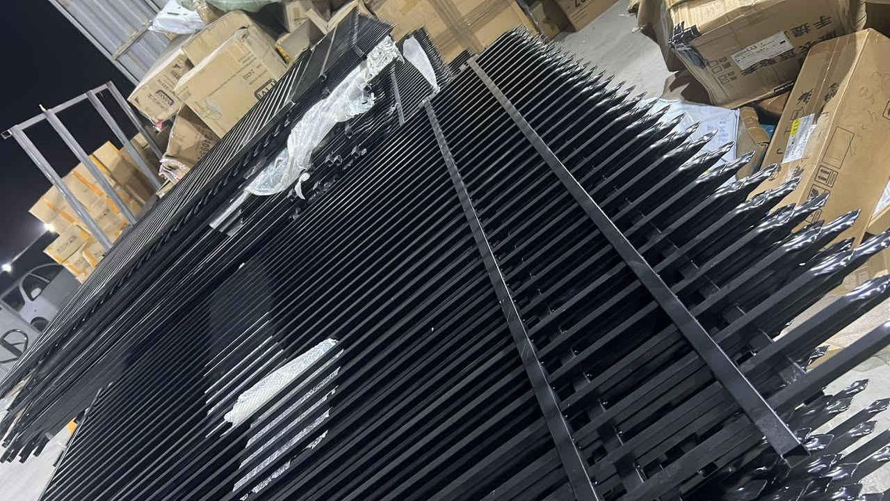 السلام عليكم اخوان متوفر هاذه السياج الي موضح بلصوره تقريبآ 80 قطعه القياسات العرض 240 الارتفاع 250 طلاء حراري
بصراحه وصلني بلغلط من حاويه اوربيه وحاليآ باربيل
الي تفيده يتصل ويدلل وسعر مناسب ***********
