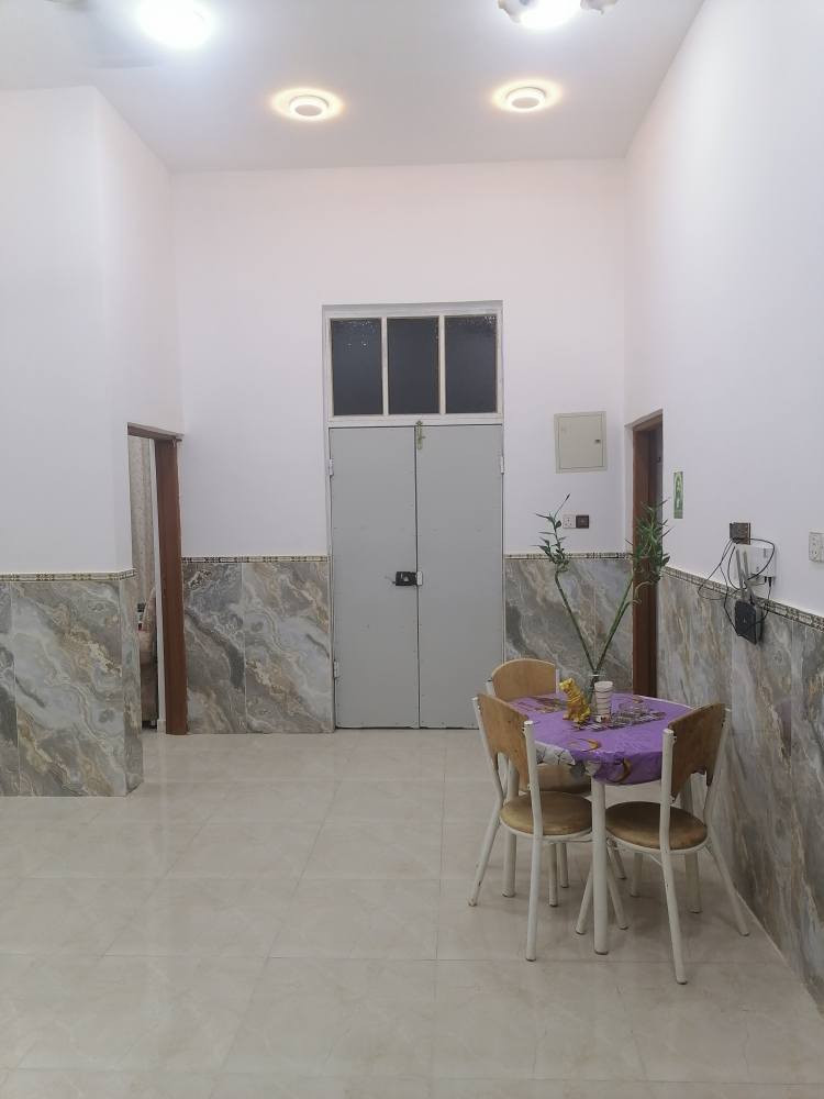 بيت بناء حديث للبيع في تنومه نهر حسن شارع الدواجن اوحي الغدير المساحه ٢٠٠ متر بناء حديث طابقين الطابق الأول يحتوي على غرفتين وصاله واستقبال ومطبخ بارد و حار وصحيات داخليه وخارجيه والطابق الثاني نضام شقق الشقه الأولى تحتوي على غرفتين وصاله ومطبخ وصحيات والشقة الثانيه غرفتين وصاله ومطبخ وصحيات الشقق بابهن عل شارع والبيت بابه على شارع الشقق يحتاجلهن تشطيب يعني هيكل درجهن وحد طابو زراعي صرف السعر ١٧٠مليون اوهذ رقمي *********** تحياتي البصرة, العراق
