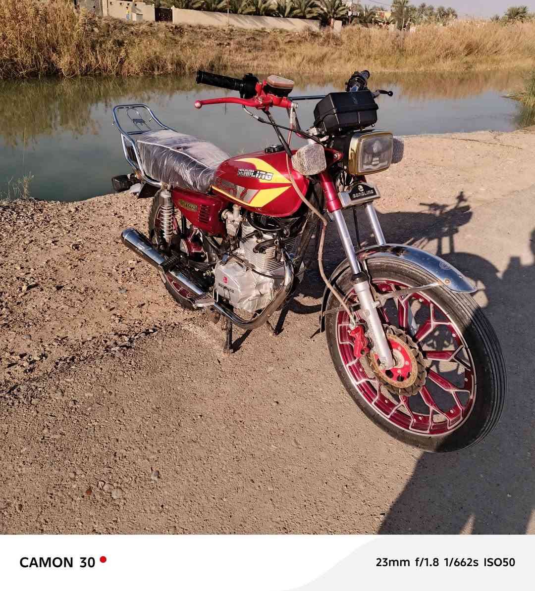 السلام عليكم
لبيع دراجه سيفان 24 دراجه حلوه مرتبه ماناقصهه شي 
خير من الله باتري جديد كهربائيات كامله 
مكاني ناحيه السلام سراجق 
سعر 550 وبيهه مجال 
رقم الهاتف ***********
