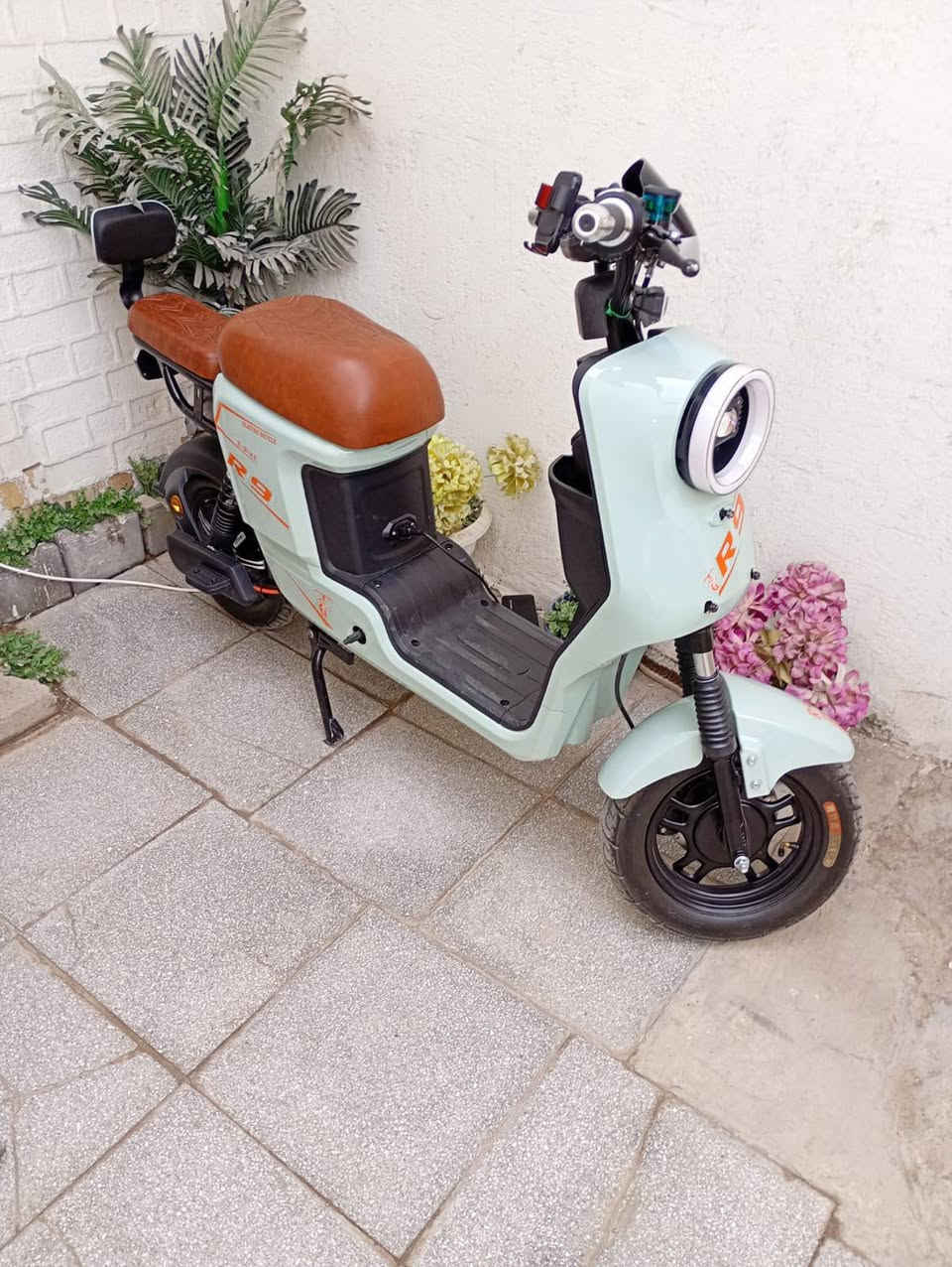 دراجه شحن R9 جديده كلش نضيفه  مكفوله العنون البصره البرضعيه سعر 550وبيه مجال
***********تواصل عبر الوتساب
