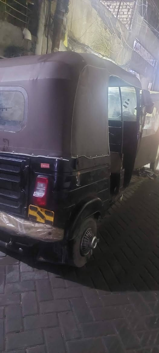 تكتك للبيع موديل ١٧السعر ٣و٢٠٠مدينة الصدر رقم هاتف،***********اوراق كامله
