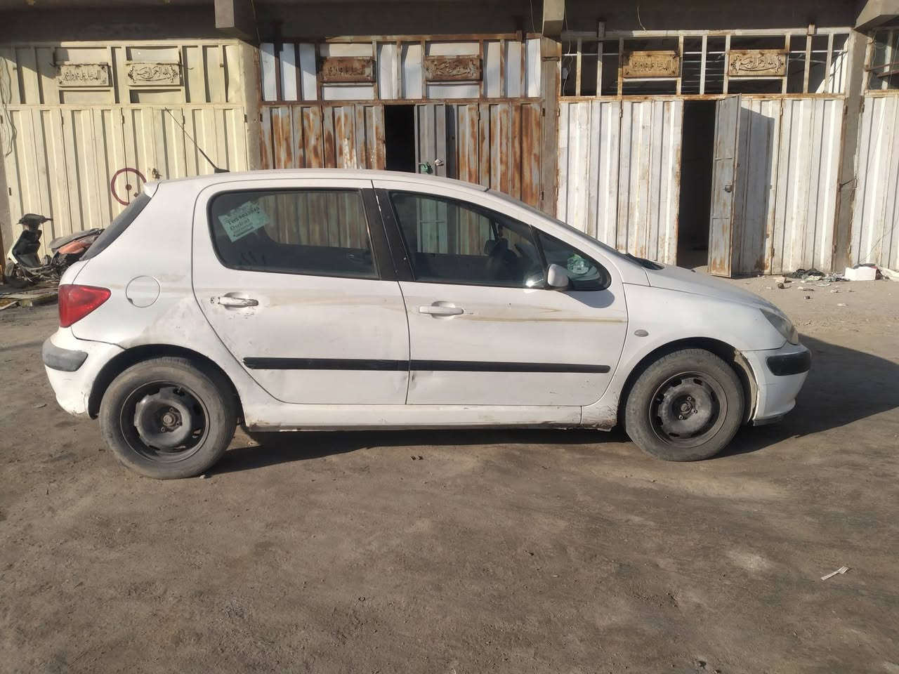 بيجو فرنسي موديل ٢٠٠٥ سيارة نظيفة كشرة حلوة حدادية ٩٠% مكينة نظيفة صار سنه شادها رقم صدامي بس بيها مشكلة بالكير السعر ٤٠ مكاني سماوه للاتصال  ***********
