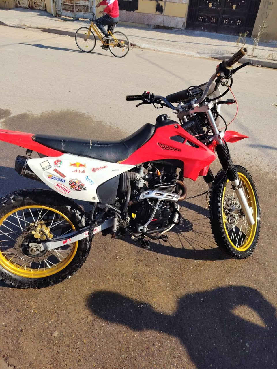 *********** دراجه قفاز. ابيع كوم.    بدون اوراق. اكاتبك ويه صاحبه الشرعي.   سعر 600وبيه مجال نقصه بس باتري باتريه ضعيف. بيه لاستيك ولف.
