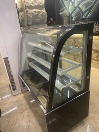 عارضة كيك للبيع  قياس متر و٢٠مستعملة شي قليل كلش نضيفة للتواصل : 07716...