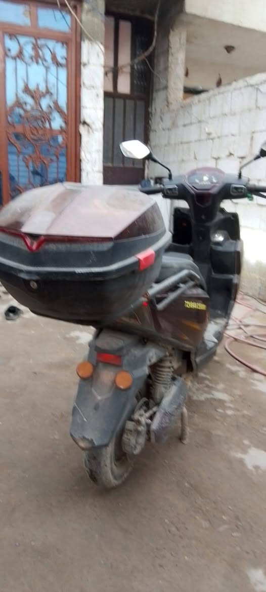 السلام عليكم دراجة لبيع  شحن  سكنس  موديل 2025   ملف 2700 نحاس 5 بطارية اكبار تمشيك الشحنة الوحدة  70 الى 80 السرعه 90 حقيق بها صندوك 2 كارت 2بصما2 اسويج  الدراجه كامل كلش نضيفه نقصها بس غسله مكان بغداد الزعفرانيه للاستفسار اكثر الهاتف  *********** غير متواج على الفيس
