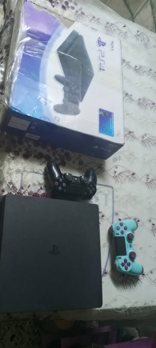 سلام عليكم PC4الجهاز نضيف وجديد ما مفتوح نص تيره الذاكره الجهاز يجي ويا قرص جيتي محدث علا اخر تحديث ويا يده اصليه وحده تجاريه سعره 250وبي مجال لطيبين رقم *********** وبي حساب بي14لعبه يجني بل حساب
