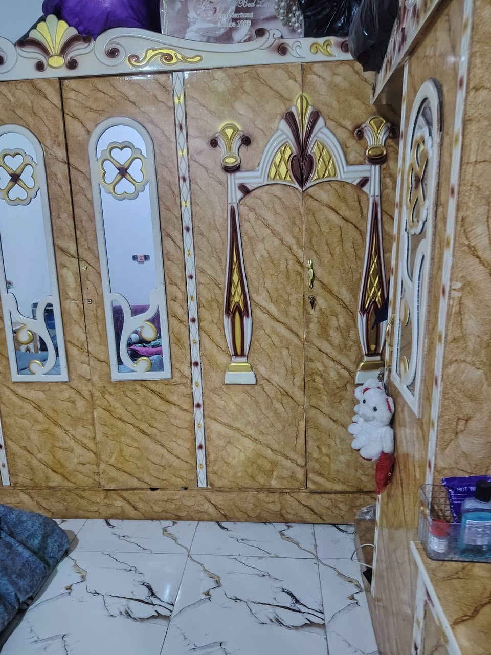 سلام وعليكم غرفه للبيع نضيفه وجديده نقصه بس قفولا مكتن القرنه السعر خاص لا الستفسار ***********
