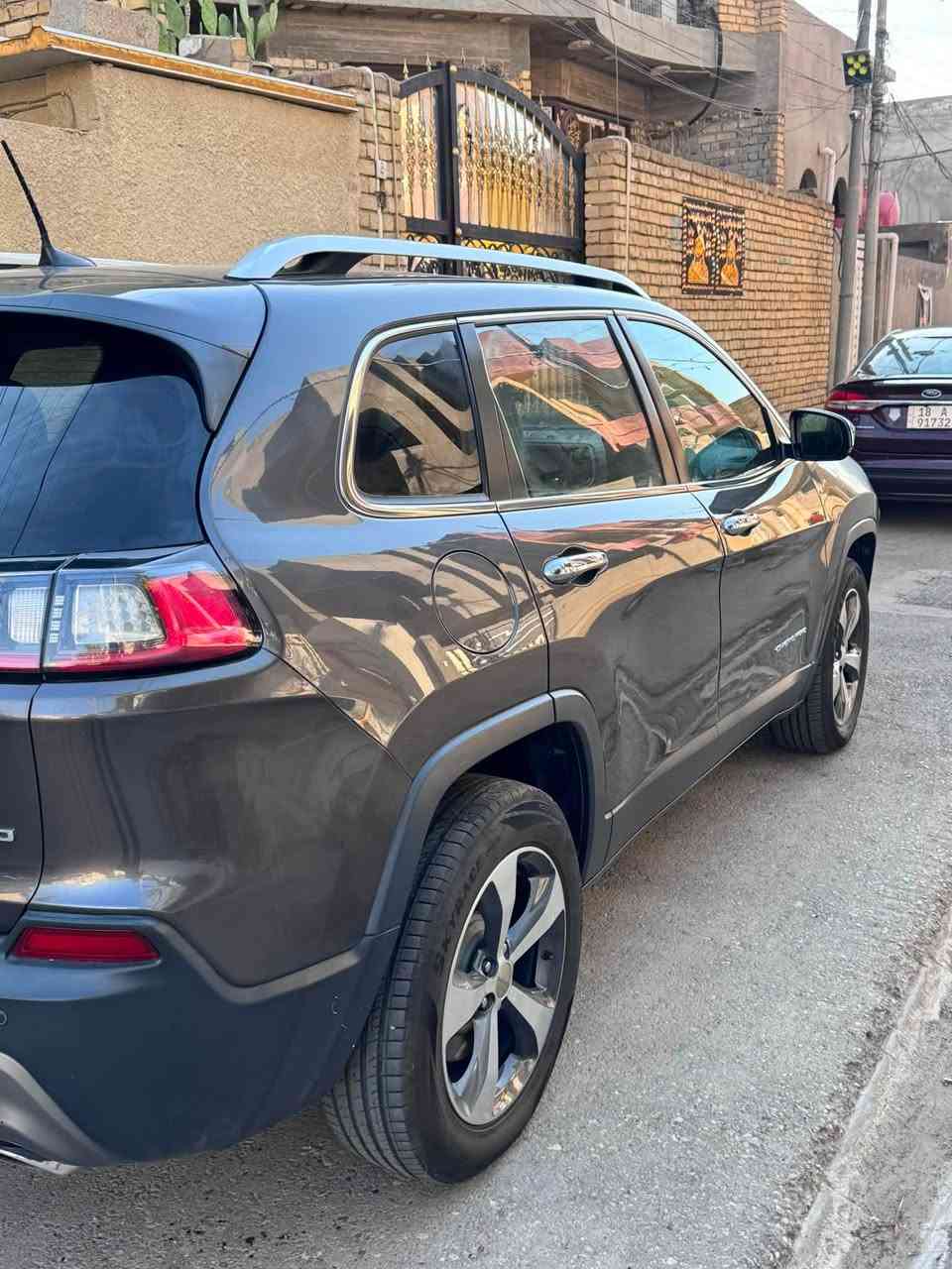 🚘 للبيع – جيب شيروكي ليمتدد أعلى فئة 
💰 السعر: 118 $
🔹 الموديل: 2019
🔹 المحرك:  2000 تيربو 
🔹 الاستيراد: وارد أمريكي
🔹 رقم السيارة: واسط
🔹 مكان السيارة: واسط ـ مركز الكوت 
✨ المواصفات
✅ بصمة للأبواب الأربعة
✅ تشغيل عن بُعد (Remote Start)
✅ مثبت سرعة
✅ رادار أمامي
✅ مانع انزلاق
✅ نظام تعليق ذاتي
✅ مصابيح أمامية LED
✅ حساسات ضغط الإطارات (TPMS)
✅حساسات خلفي ستوب اوتوماتيك 
✅ كشنات كهربائي 
✅ فتح وغلق الجنطه كهربائي 
✅ المرايا الجانبيه قلاب مع البگ
✅ تخم اطارات جديد 

📌 حالة السيارة
✔️ الحادث بنيد وجاملغات الامامية .
✔️ يوجد خلل في المحرك لكن يعمل 
💵 السعر المطلوب: 118 $
للتواصل رقم الهاتف ‏***********‏
