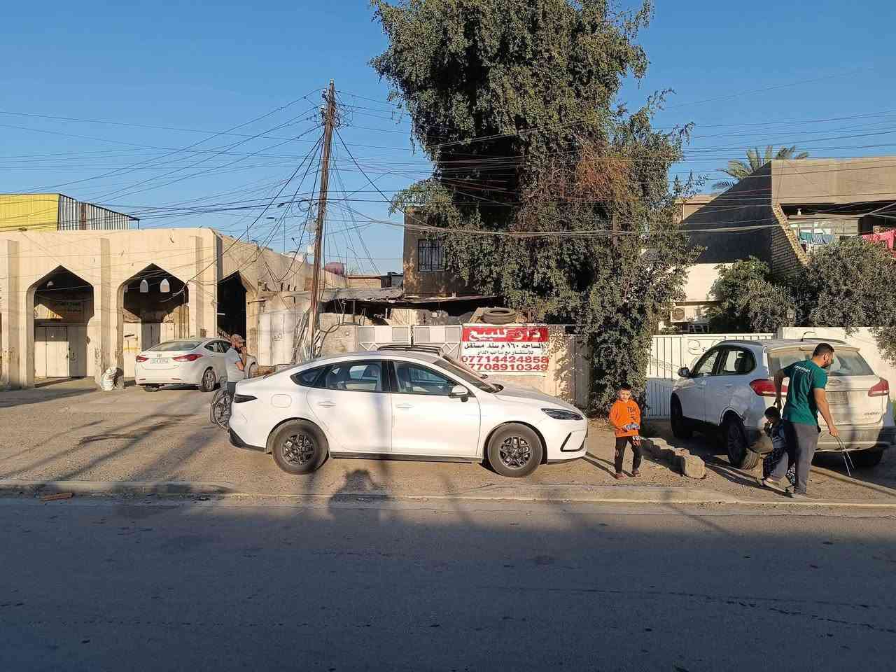 دار للبيع في حي الخضراء محله 641 الدار ركن وسند مستقل مساحه 160 متر  واجهه ٦ متر متكون من وحدتين سكنيه مأجر بمليون يصلح للاستثمار أيضا  دار  ومشتمل علوي الدار عكاده بناء قديم والمشتمل بناء مسلح للاستفسار عن السعر *********** ابو محمد متواجد فايبر وعادي والخاص مفتوح
