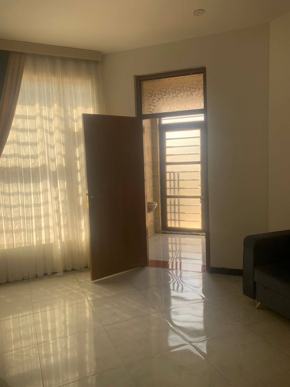 بيت في منطقه الرواد السكني خارج المجمع للايجار حاليا البيت فارغ غير مسكون للتواصل على الرقم  ***********
مساحه البيت 240
