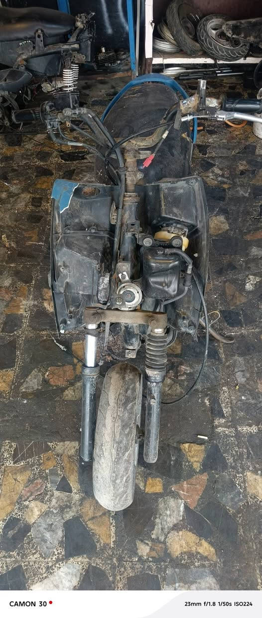 السلام عليكم. شاصي جيتي آر نضيف
مع كاعية وحاضنه وسبعه
وكشن 
وبكلايت واشاير خلفي
ويل وتاير امامي 
وزوج دبلات 
العنوان بغداد تقاطع درويش ***********
