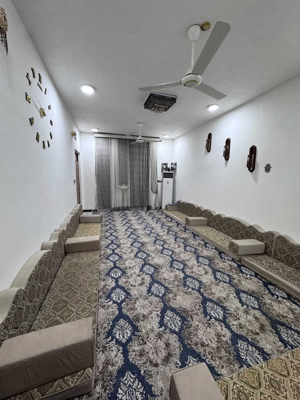 بسم الله 🤲

بيت بناء 2024✅
المساحة200m
البيت لعابة اخوان وبسعر البلاش 
بيت حديث كونكريت طابقين 
الطابق الارضي بيه
 (غرفتين + صالة جبيرة + مطبخ جبير + استقبال 6*4)
الطابق الثاني غرفة وصالة صغيرة وصحيات + ساحة چبيرة 
شسولفلكم مقصر البيت فدشي تعال وشوف 
البيت زراعي بيه وصل تطويب 
(منطقة مفروزة وخدمات واصلتله جاي يشتغلون كهرباء ومجاري وعن قريب التبليط )
حي السبل شارع الاول مال المدخل يم الصالون

السعر 🔥
115  سعرة بلاش مال محتاج 
***********
