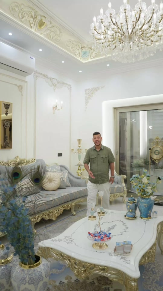 🏡 فرصة نادرة في حي صنعاء - البصرة إذا كنت تبحث عن السعة، الفخامة، والخصوصية في موقع راقٍ، فهذه الفرصة صُممت لك. 🔹 بيتين متجاوران على مساحة كلية (509م²) 🔹 بناء حديث درجة أولى وتشطيبات عالية الجودة 🔹 حديقة واسعة وكراج يتسع لسيارتين 🔹 تصميم مثالي للعائلة الكبيرة أو للاستثمار والسكن معاً 🏠 البيت الأول (240م² تقريباً) ▫️ 3 طوابق ▫️ الطابق الأرضي: • غرفة ماستر مع Dressing Room • صالة معيشة كبيرة مفتوحة على المطبخ البارد (نظام أمريكي) • مطبخ حار • حمام ضيوف ▫️ الطابق الثاني: • 4 غرف واسعة • غرفتين ماستر • صالة عائلية • حمام مشترك ▫️ الطابق الثالث: • غرفتين و• إحداهما ماستر 🏠 البيت الثاني (269م²) ▫️ الطابق الأرضي: • صالة معيشة واسعة مفتوحة على المطبخ البارد • مطبخ حار • غرفة كبيرة مع Dressing Room • حمام مشترك ▫️ الطابق الثاني: • شقتان بنظام السويتات • كل سويت يحتوي على: صالة + مطبخ + غرفة نوم + Dressing Room + حمام ▫️ الطابق الثالث: • 3 غرف كبيرة ✨ عقار يجمع بين السكن الفاخر والاستثمار الذكي في آنٍ واحد، مع تفاصيل ومزايا إضافية لا تُختصر بالكلمات. 📍 البصرة - حي صنعاء *********** *********** للاستفسار والمعاينة: VIP للاستثمار العقاري #البصرة #حي_صنعاء #عقارات_البصرة #VIP_للاستثمار_العقاري #بيت_للبيع           

