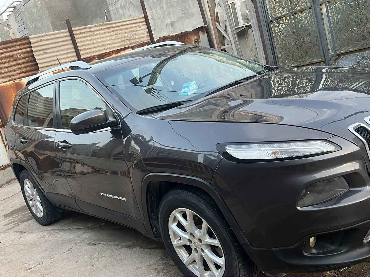السلام عليكم 
جيب بزون مديل 2018 شاشه كبيره سايد بريك بصمه كامره خلفيه تبريد ثلج حداده 90 ‎%‎ تايرات جدد 
وبعد بيه مواصفات مكان السياره البصره ***********.  السعر 125 وبيه مجال 
حادثه بنيد وجاملغ وباب بيع او مرواس
